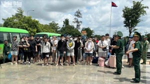 85 công dân Việt Nam được phía Campuchia trao trả tại Cửa khẩu quốc tế Hoa Lư. 