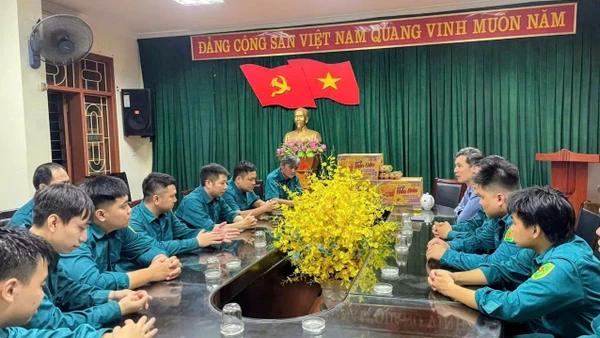 Lực lượng dân quân ứng trực mưa bão trong đêm 30/9 tại Hà Nội. (Ảnh: VĂN THỊNH)