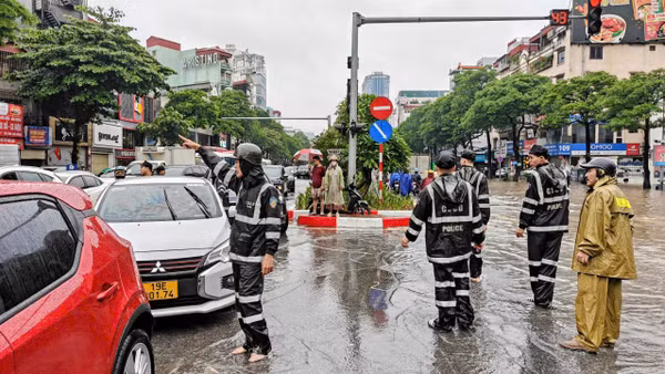 Cảnh sát Cơ động thực hiện nhiệm vụ phân luồng giao thông, hỗ trợ người dân sáng 7/10. (Ảnh: QUỲNH LAN)