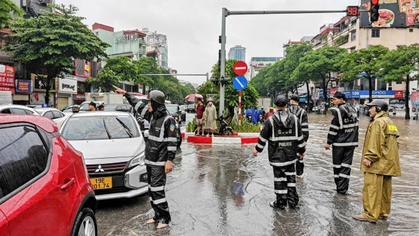 Cảnh sát Cơ động thực hiện nhiệm vụ phân luồng giao thông, hỗ trợ người dân sáng 7/10. (Ảnh: QUỲNH LAN)