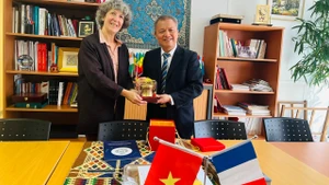 GS, TS Lê Ngọc Thành (bên phải) và ông Nicolas Revel tại buổi ký kết thỏa thuận hợp tác.