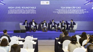 Một phiên tọa đàm cấp cao tại Diễn đàn "Đối mới sáng tạo trong lĩnh vực y tế".