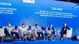 Các đại biểu tham gia phiên tọa đàm tại Diễn đàn “Đổi mới sáng tạo trong lĩnh vực y tế”