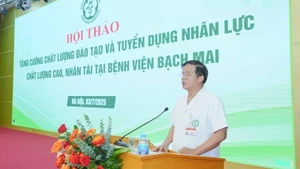 PGS, TS Đào Xuân Cơ, Giám đốc Bệnh viện Bạch Mai phát biểu tại hội thảo.