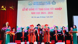 Lãnh đạo Trường đại học Y Dược trao bằng bác sĩ cho các sinh viên mới tốt nghiệp.