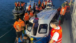 Các lực lượng chức năng có mặt tại hiện trường thực hiện công tác cứu hộ, cứu nạn. Ảnh: Quang Thọ
