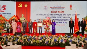 Bộ trưởng Y tế Đào Hồng Lan trao Huân chương Lao động hạng Nhất tặng Bệnh viện đa khoa Xanh Pôn.