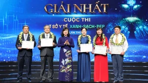 Bộ trưởng Y tế Đào Hồng Lan trao chứng nhận và biểu trưng cho 5 cơ sở đạt giải Nhất cuộc thi "Cơ sở y tế Xanh-Sạch-Đẹp"