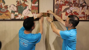 Gắn biển "Cấm hút thuốc" tại nhà hàng, khách sạn trên địa bàn thành phố Huế.