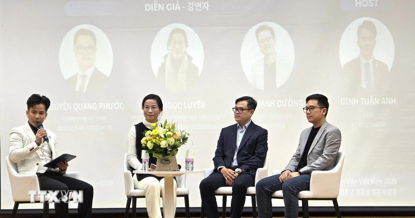 Các diễn giả tại buổi tọa đàm. (Ảnh: TXVN) 