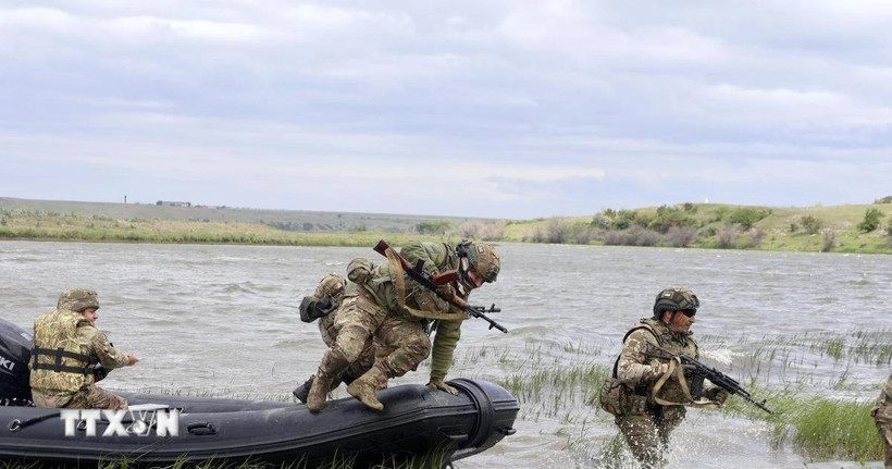 Binh sỹ Ukraine huấn luyện tại khu vực Mykolaiv ngày 14/5/2024. (Ảnh: Kyodo/TTXVN). 