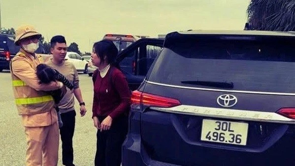 Cảnh sát dùng xe đặc chủng đưa cháu bé bị sốt co giật đi cấp cứu kịp thời