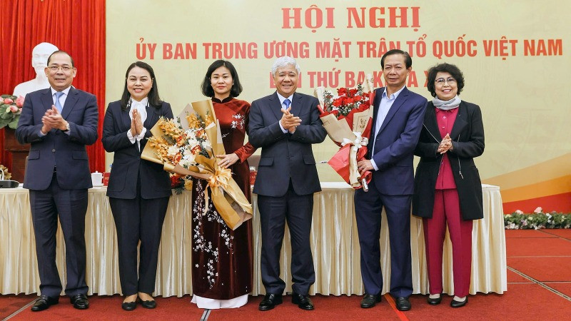 Chủ tịch Ủy ban Trung ương Mặt trận Tổ quốc Việt Nam Đỗ Văn Chiến (thứ 3 từ phải sang) và các đồng chí lãnh đạo Ủy ban trao hoa chúc mừng 2 tân Ủy viên Ủy ban, Đoàn Chủ tịch Ủy ban Trung ương Mặt trận Tổ quốc Việt Nam khóa X.