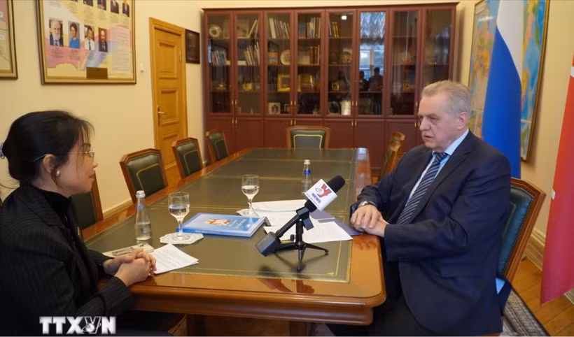Chủ tịch Ủy ban đối ngoại thành phố Saint Petersburg trả lời phỏng vấn phóng viên TTXVN. (Ảnh: TTXVN)
