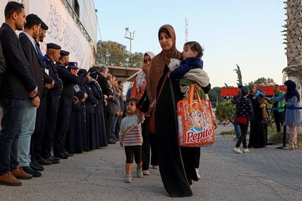Người dân sơ tán khỏi Sudan tới cửa khẩu biên giới Rafah ở phía nam Dải Gaza, ngày 28/4/2023. (Nguồn: THX/TTXVN)