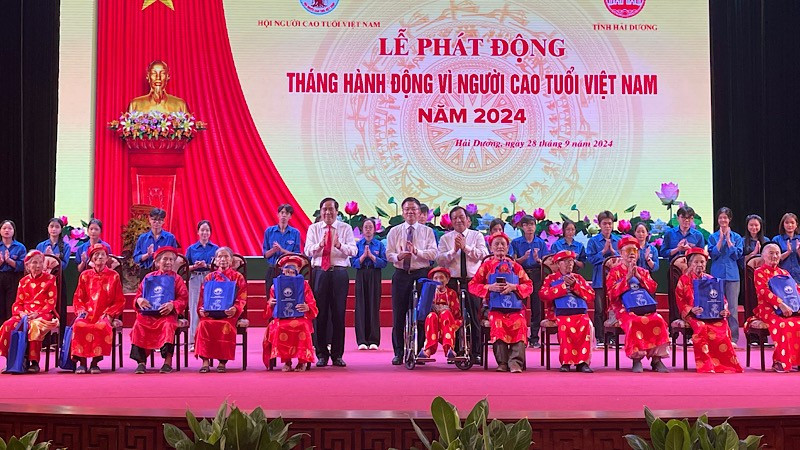 Phó Thủ tướng Chính phủ cùng Lê Thành Long cùng các đồng chí lãnh đạo Hội Người cao tuổi Việt Nam, lãnh đạo tỉnh Hải Dương tặng quà các cụ thượng thọ 100 tuổi .
