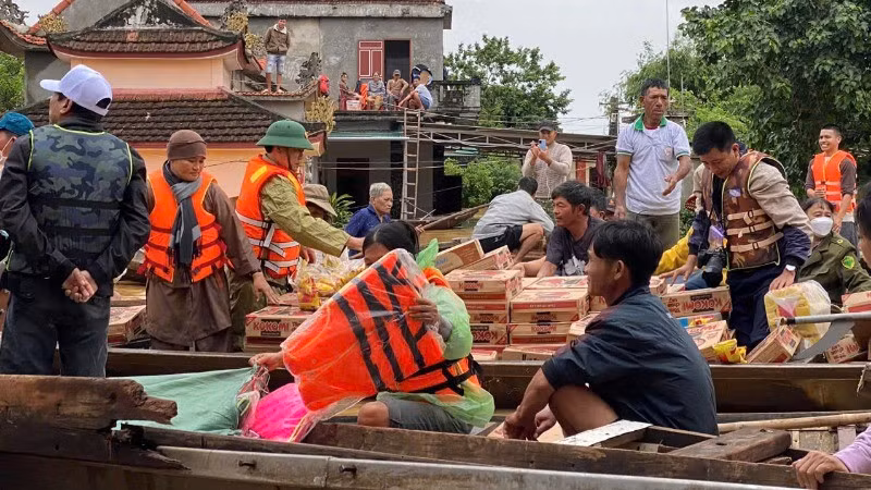 Cứu trợ khẩn cấp bước đầu của Hội Chữ thập đỏ tỉnh Quảng Bình tại huyện Lệ Thủy.