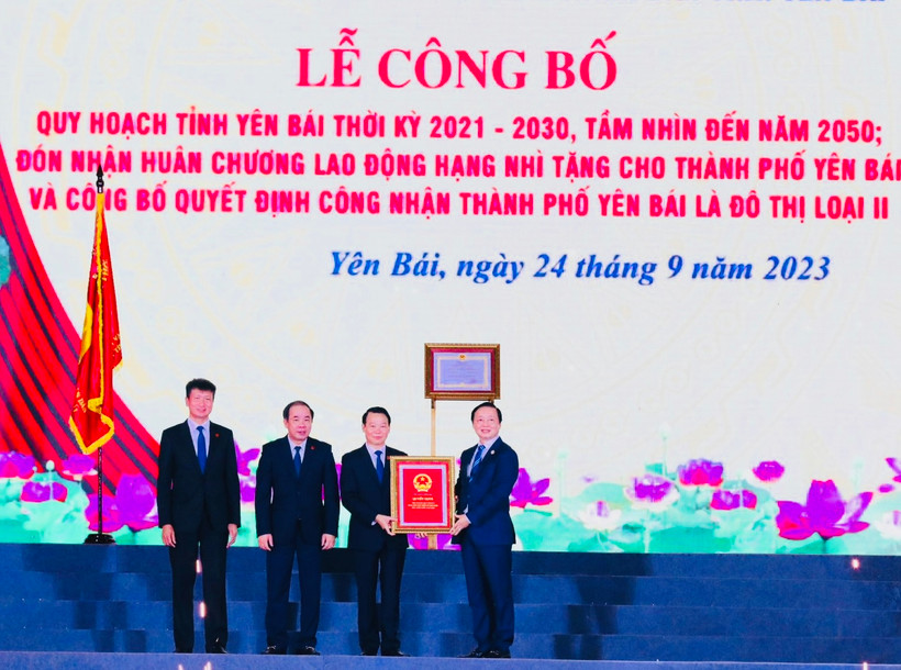 Trao các quyết định của Chính phủ đối với tỉnh Yên Bái.