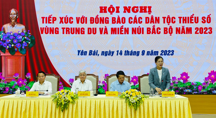 Đoàn chủ tịch chủ trì hội nghị.