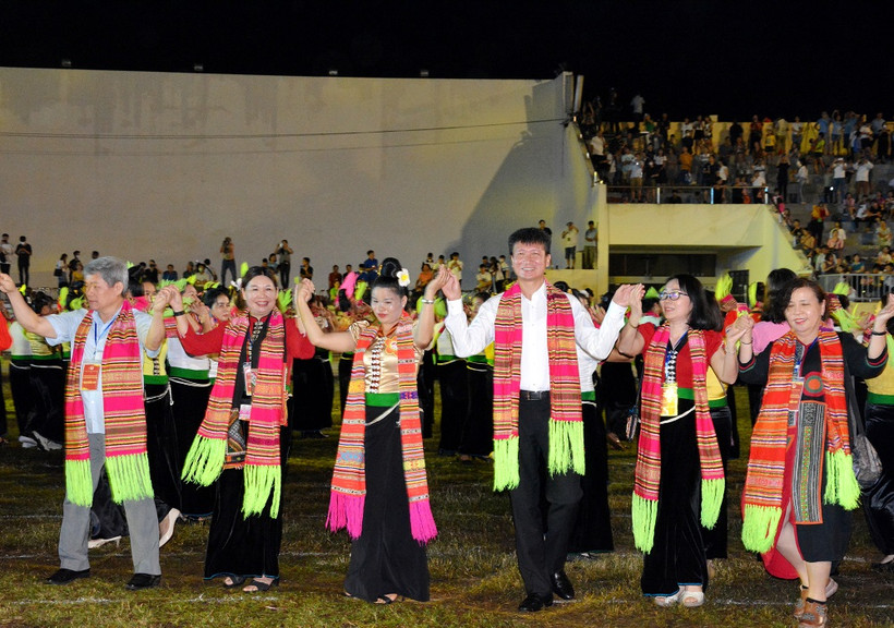 Vòng xòe đoàn kết.