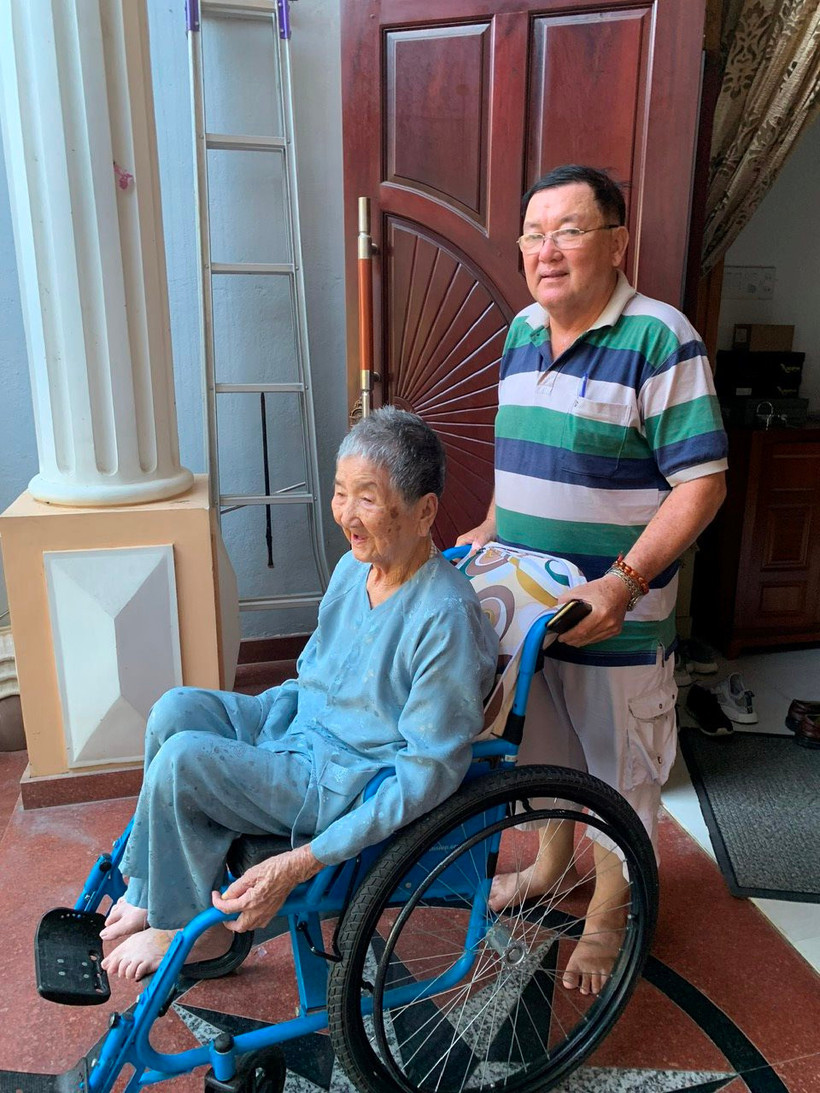 Ông Dương Minh Trị và mẹ mình bà Nguyễn Thị Cầu.