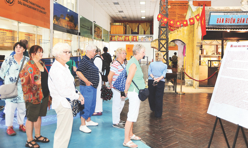 Lượng du khách quốc tế tăng cao trong thời gian qua. Ảnh: NAM ANH