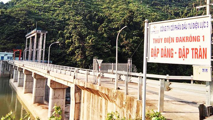Những “tấm chắn” thủy điện như thế này là một trong những nguy cơ gây ngập úng (đối với các hộ dân thượng nguồn) và gây thiếu nước (đối với khu vực hạ lưu) trên dòng sông Đakrông. 