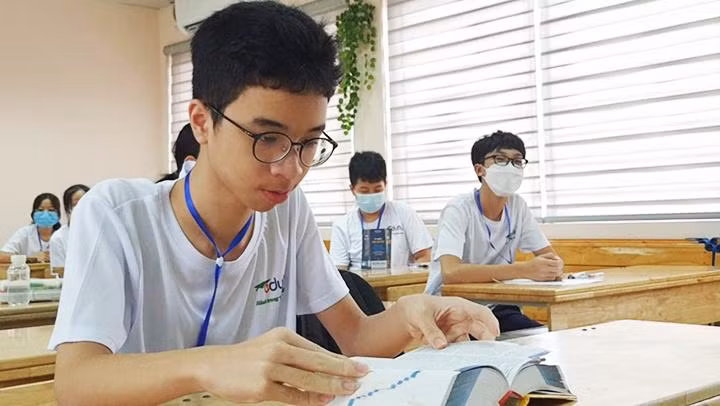 Tranh tài tại kỳ thi Olympic Toán học quốc tế PhIMO 2022