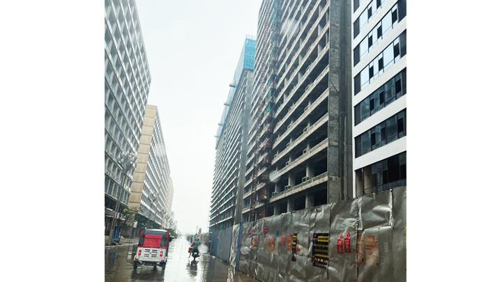 Xen giữa những khu phức hợp là các casino xây dở.