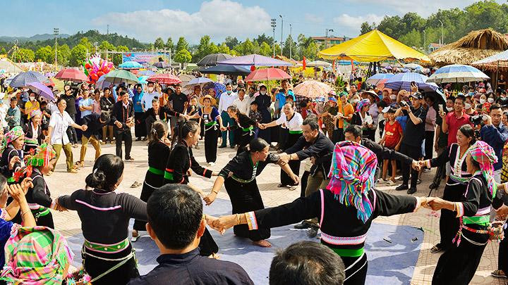 Đồng bào Khơ Mú (Than Uyên) vui trò chơi dân gian.