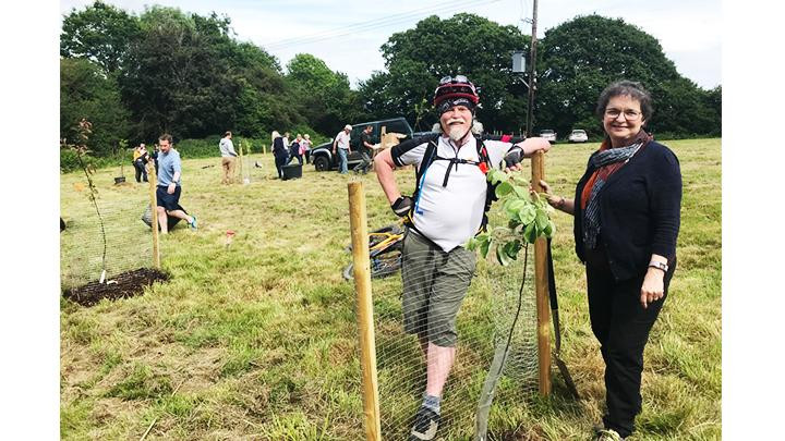 Người dân trồng cây tại một vườn cộng đồng ở Anh. Ảnh: ORCHARD PROJECT