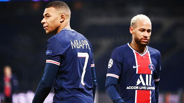 Mâu thuẫn âm ỉ giữa Mbappe (trái) và Neymar đang tạo “sóng ngầm” trong nội bộ PSG.