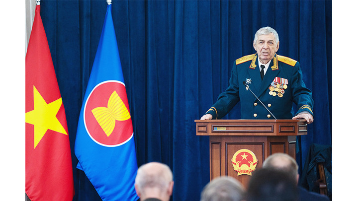 Ông Viktor Filippov phát biểu ý kiến tại lễ kỷ niệm 50 năm chiến thắng Hà Nội-Điện Biên Phủ trên không tại Moscow.