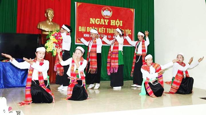 Bà con người Mường vui ngày hội đoàn kết. Ảnh tư liệu của huyện