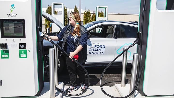 EU phản đối sự bảo hộ của Mỹ đối với xe điện. Ảnh: NEW YORK TIMES