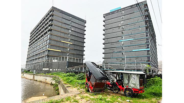 Bên trong mỗi khu phức hợp luôn có công dân của nhiều quốc gia đang “làm việc”.