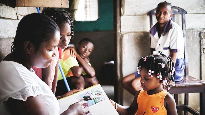 Bà Bilogo trò chuyện cùng trẻ khiếm thính. Ảnh: THE GUARDIAN