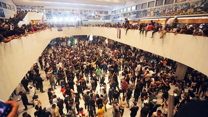 Người biểu tình tràn vào tòa nhà Quốc hội Iraq. Ảnh: AP