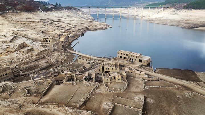 Nhiều ngôi làng cổ vốn bị ngập nay đã nổi lên do các hồ chứa nước cạn kiệt. Ảnh: AP
