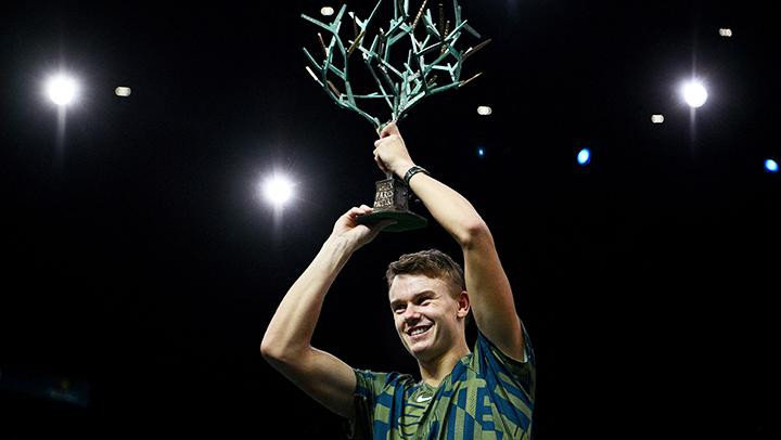 Holger Rune nâng cao chiếc cúp vô địch giải Paris Masters.