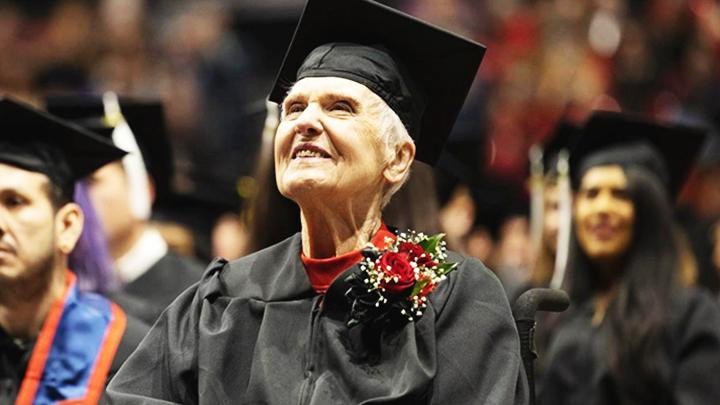 Nhận bằng cử nhân ở tuổi 90