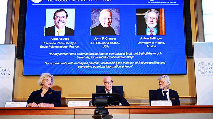Họp báo công bố ba chủ nhân giải Nobel Vật lý tại Stockholm. Ảnh: REUTERS