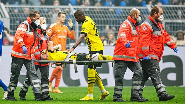 Marco Reus ôm mặt khóc khi rời sân trên cáng sau chấn thương nặng ở trận gặp Schalke 04.