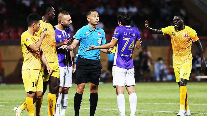 Cần chấn chỉnh công tác trọng tài ở V.League 2022. Ảnh: KHIẾU MINH