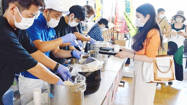 Shima-tofu nóng được phục vụ tại chỗ. Ảnh: JAPAN TIMES