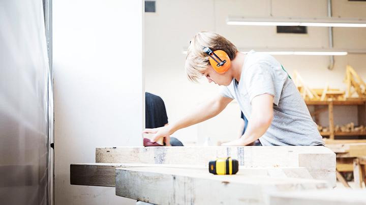 Nghề mộc đang thu hút sự quan tâm của giới trẻ Pháp. Ảnh: LE MONDE