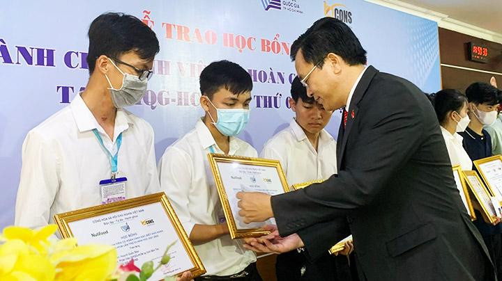 Trao học bổng toàn phần cho các sinh viên có hoàn cảnh đặc biệt khó khăn 