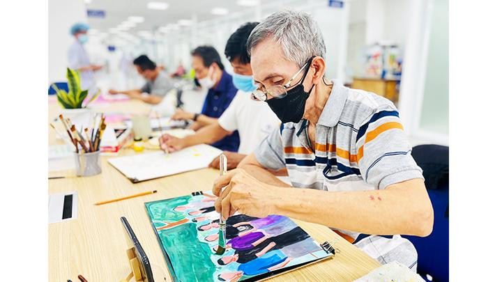 Ông Lê Cao Nguyên đã gắn bó với lớp vẽ đặc biệt này gần sáu năm nay.