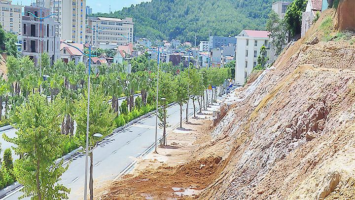 Diện tích đất ở của người dân đã san lấp, song đến nay việc tái định cư vẫn chưa được giải quyết.