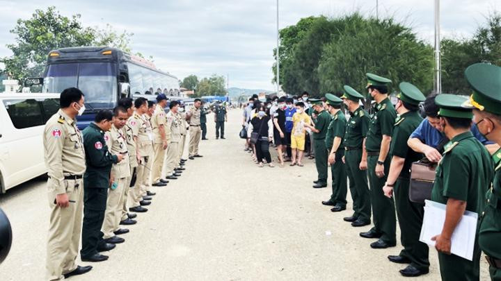 Tiếp nhận hơn 70 công dân trở về từ Campuchia